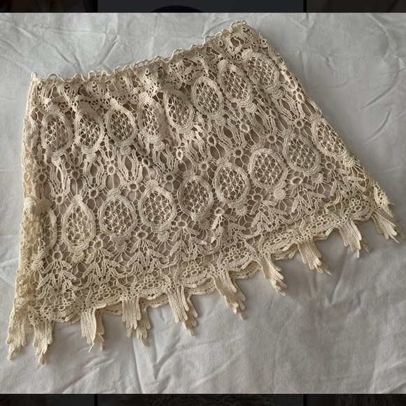 Off white lace mini skirt w/ elastic waist. - Picture 5 of 6